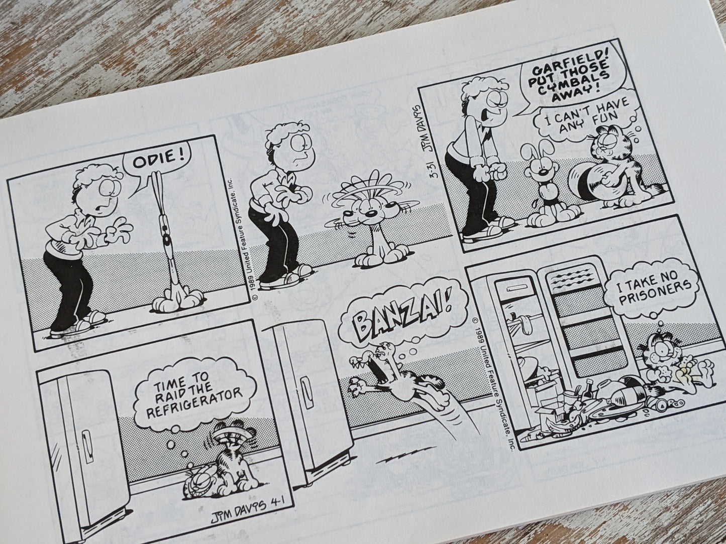1990 Garfield Hangs Out Comic Book #19 By Jim Davis **Awesome Memories !!