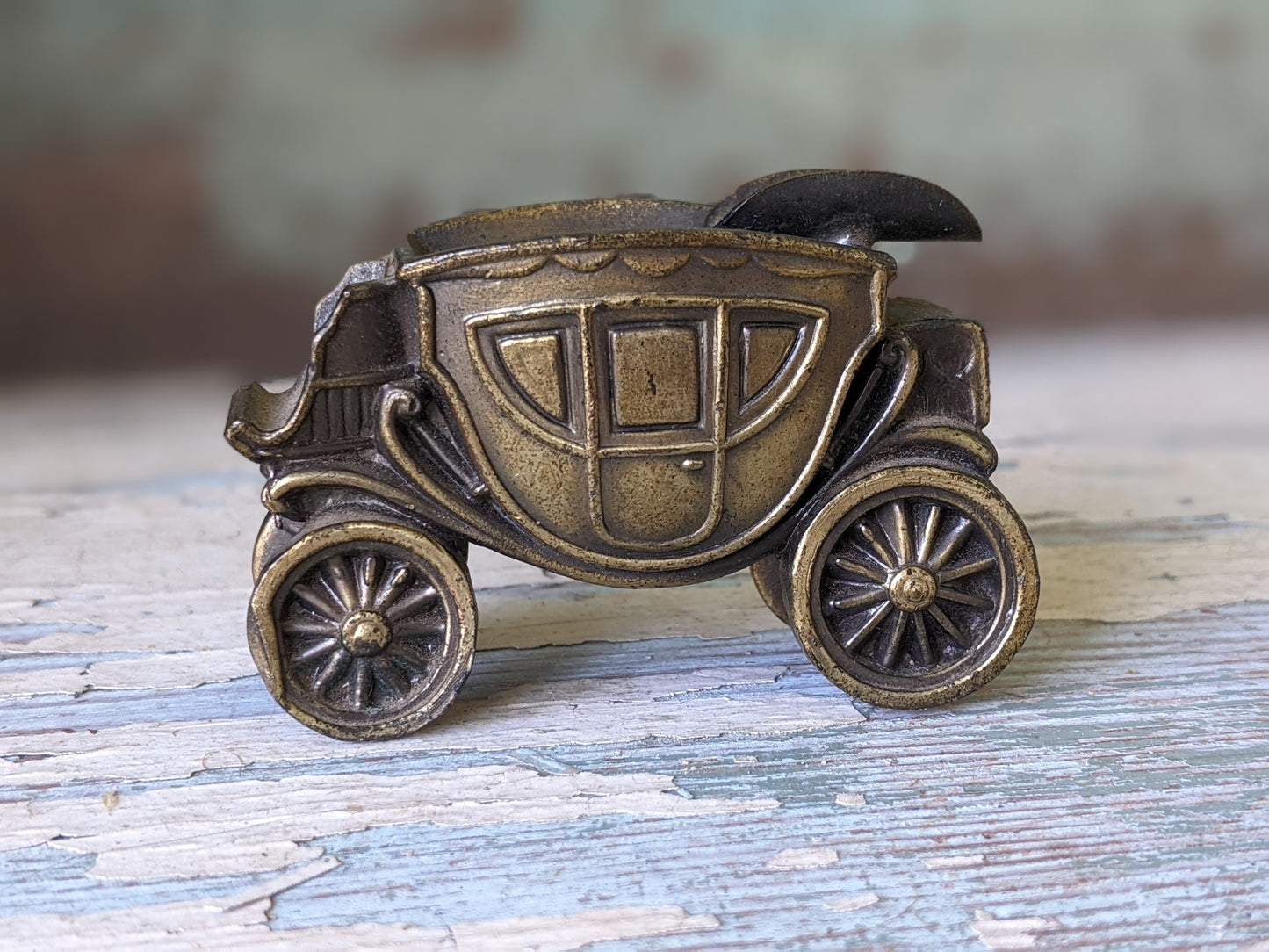 1950s Cast Metal Mt. Vernon Stagecoach Ashtray by K&O Co. Made in USA !! American Vintage Gifts !!