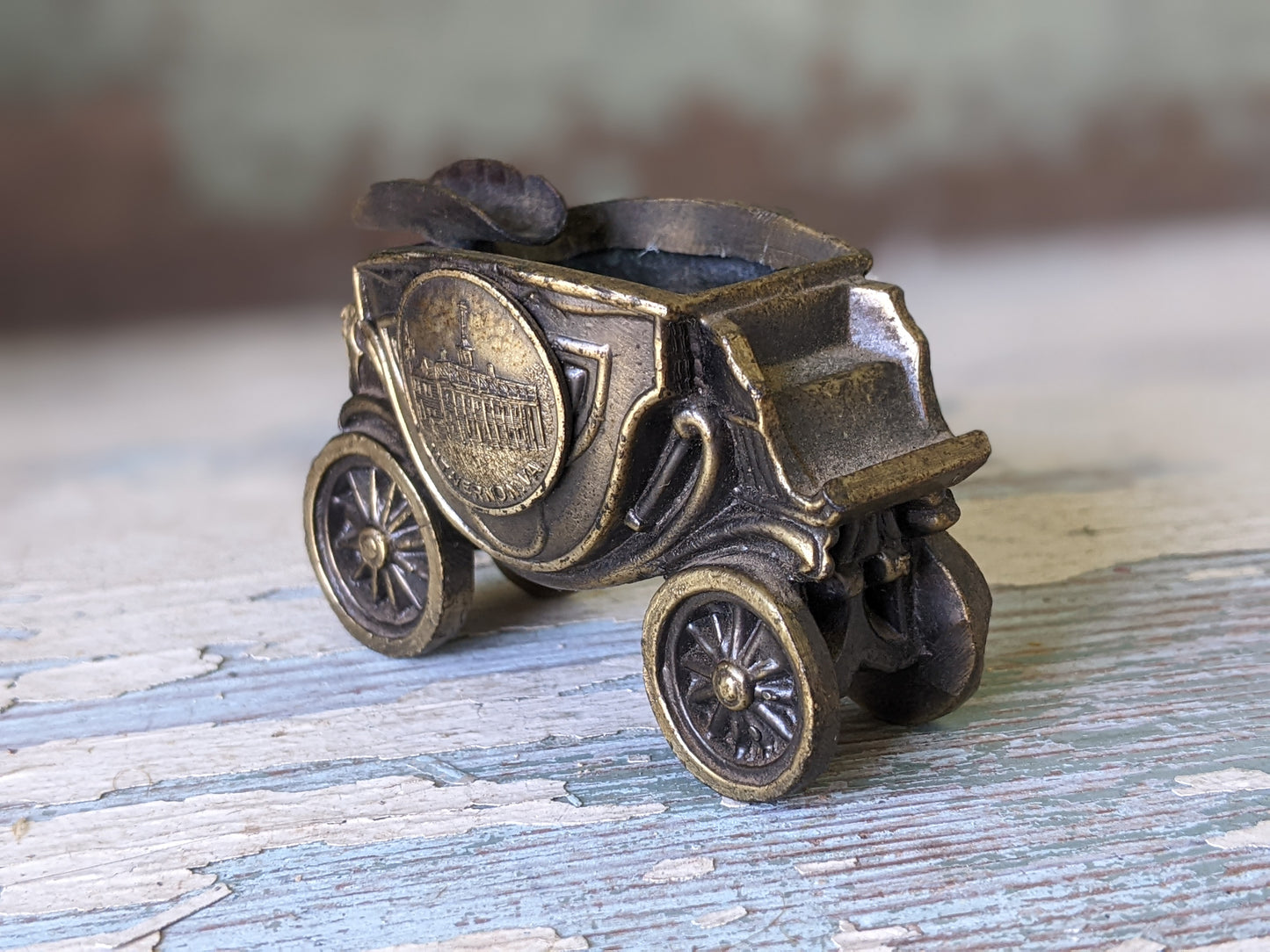 1950s Cast Metal Mt. Vernon Stagecoach Ashtray by K&O Co. Made in USA !! American Vintage Gifts !!