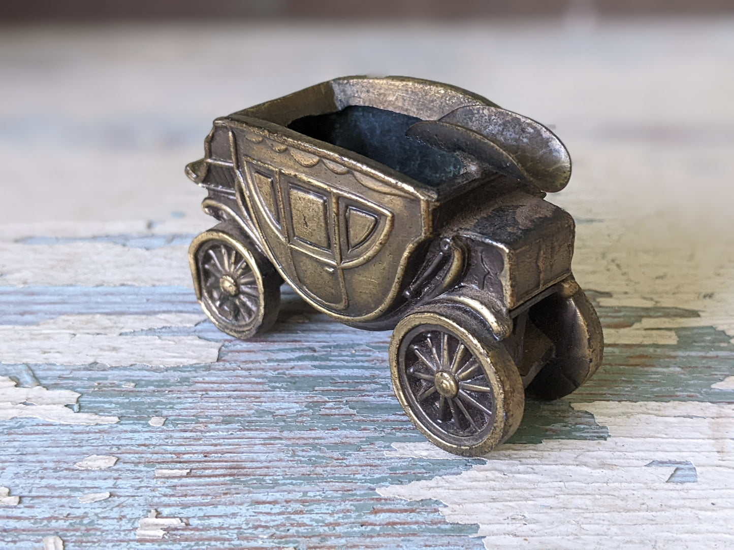1950s Cast Metal Mt. Vernon Stagecoach Ashtray by K&O Co. Made in USA !! American Vintage Gifts !!