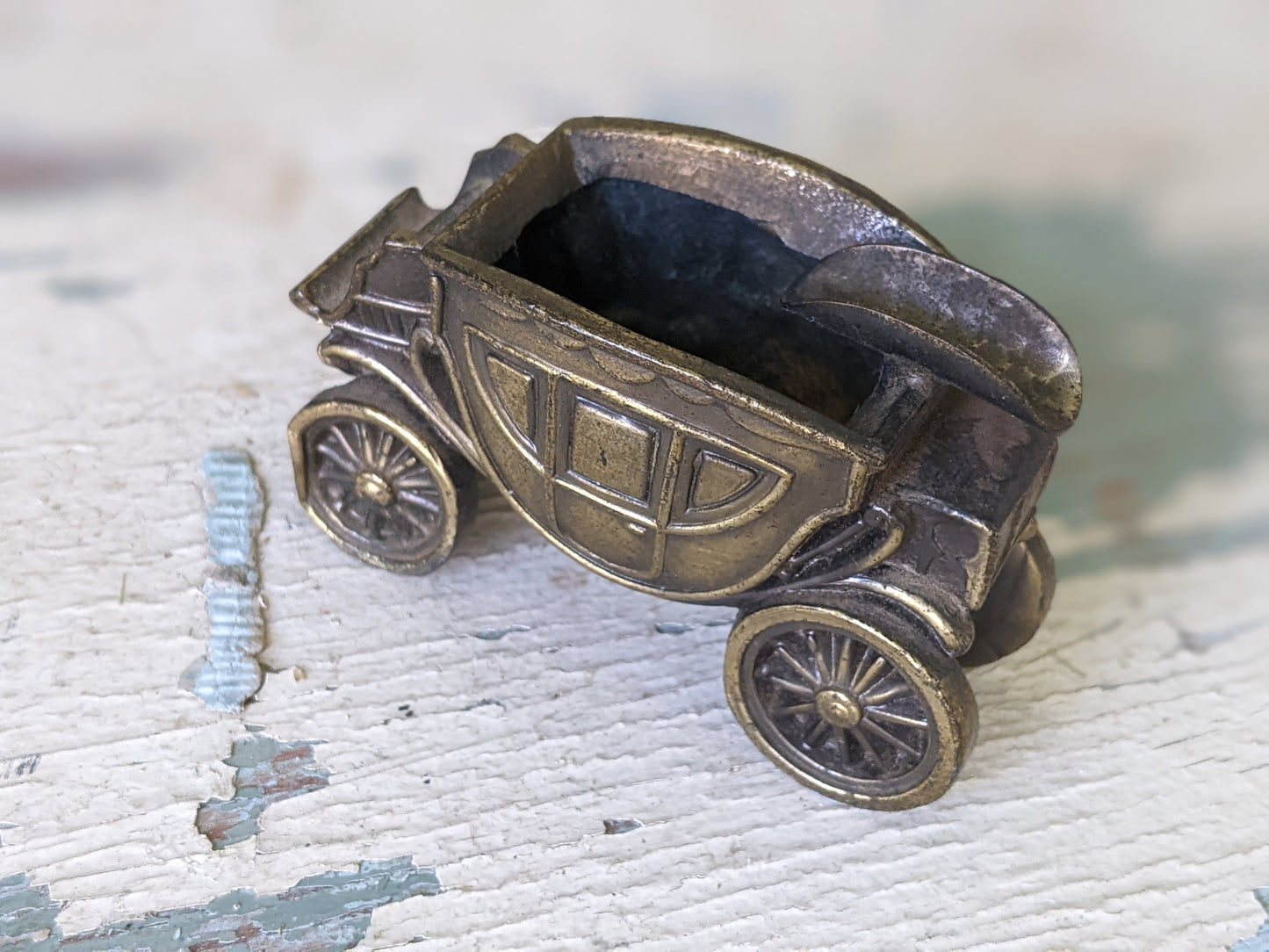 1950s Cast Metal Mt. Vernon Stagecoach Ashtray by K&O Co. Made in USA !! American Vintage Gifts !!