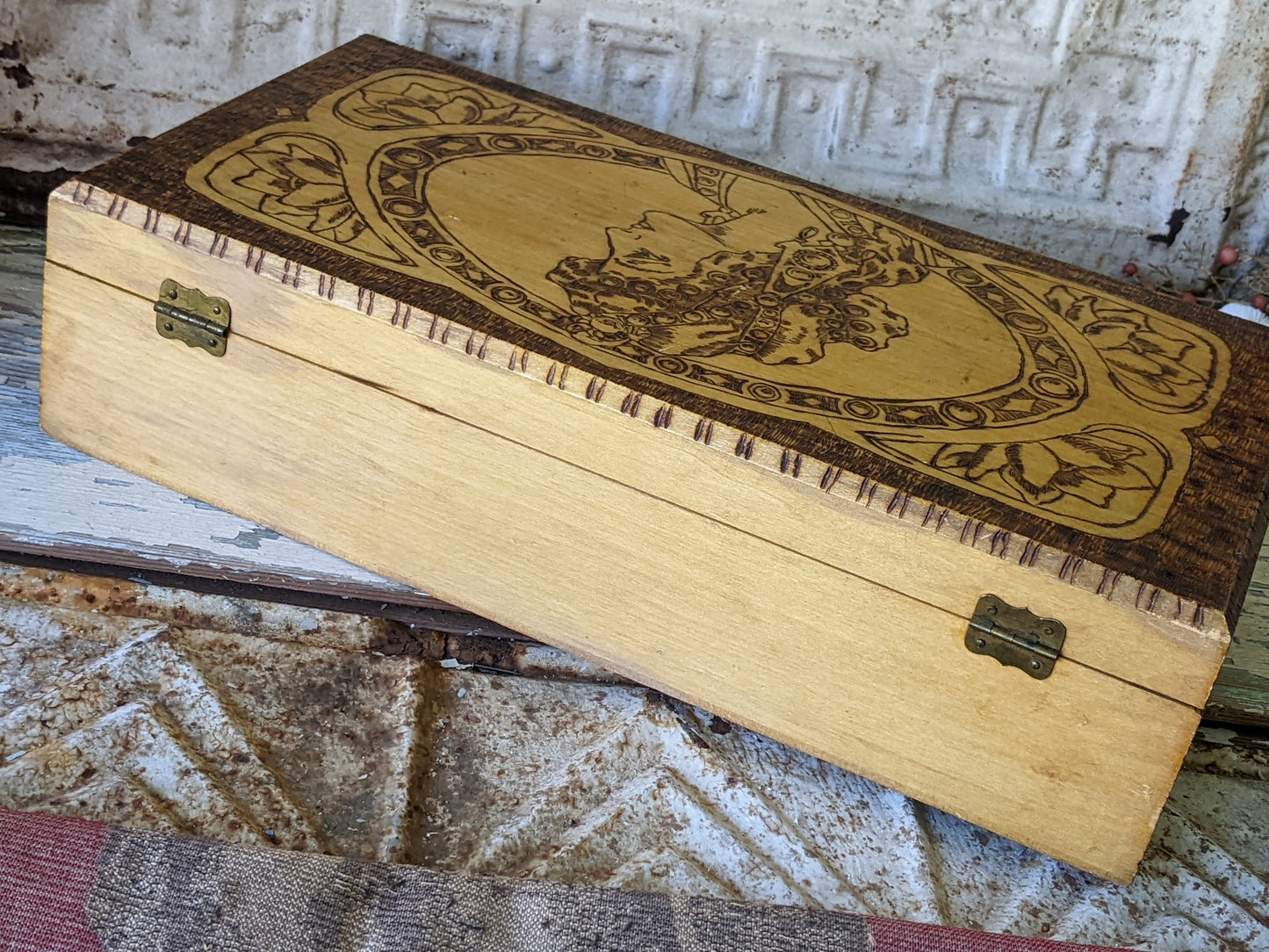 1911 Art Nouveau Flemish Art Co. Handmade Hinged Pyrography Wood Box !! Rare & Beautiful Unique Gifts !!