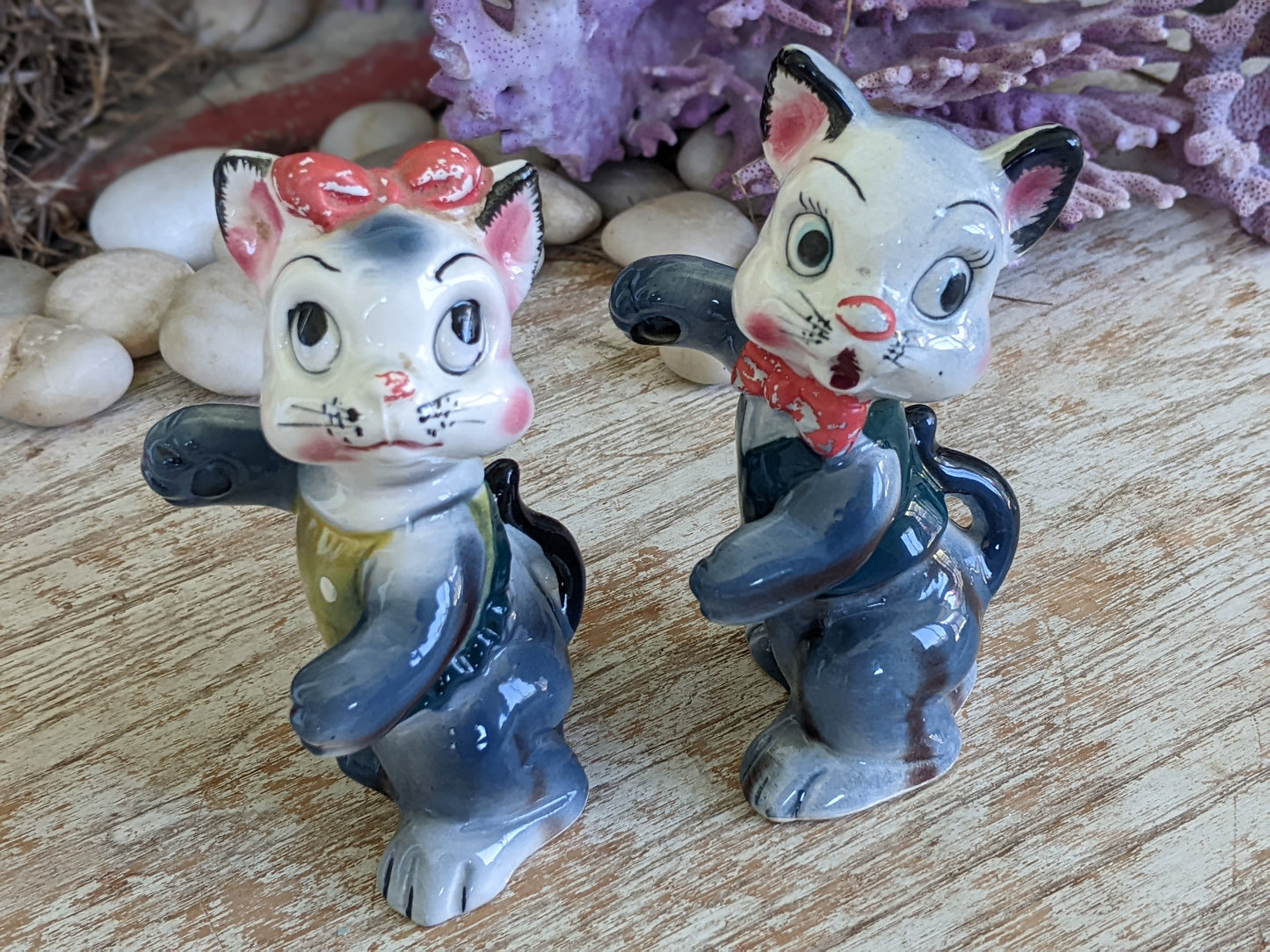 1950s **Rare Hugs Cats Salt & Pepper Shakers Kitsch Anthropomorphic Kittens Bows Tie Japan Kitschy Cute!!