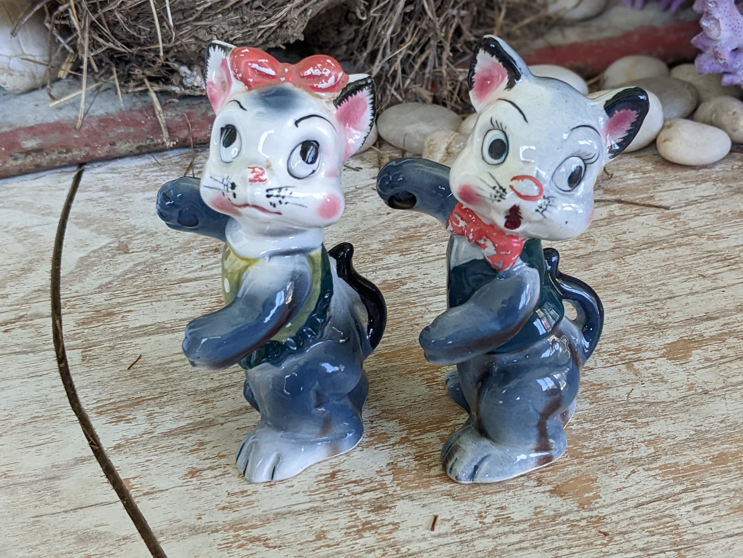 1950s **Rare Hugs Cats Salt & Pepper Shakers Kitsch Anthropomorphic Kittens Bows Tie Japan Kitschy Cute!!