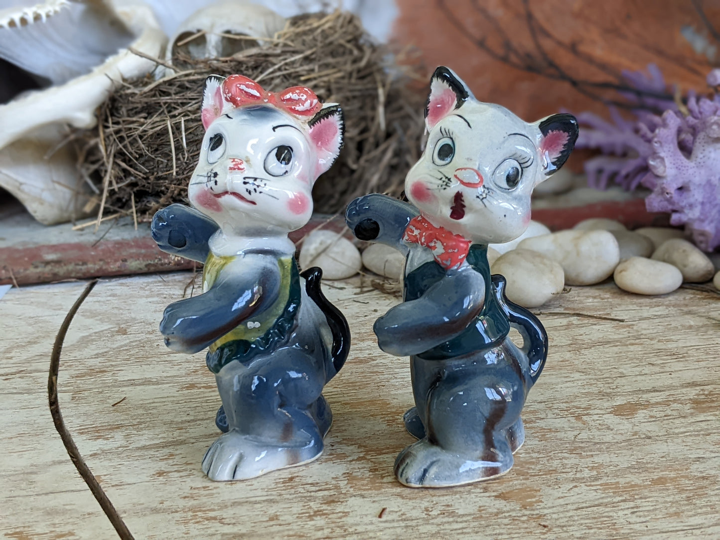 1950s **Rare Hugs Cats Salt & Pepper Shakers Kitsch Anthropomorphic Kittens Bows Tie Japan Kitschy Cute!!