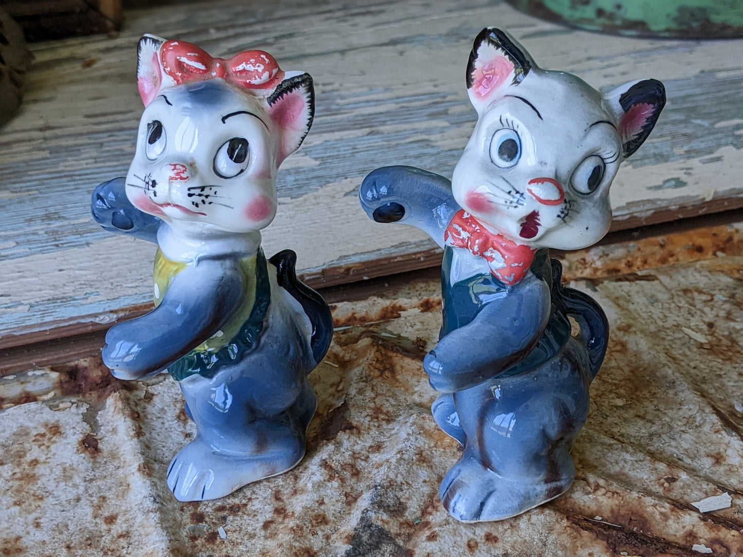 1950s **Rare Hugs Cats Salt & Pepper Shakers Kitsch Anthropomorphic Kittens Bows Tie Japan Kitschy Cute!!