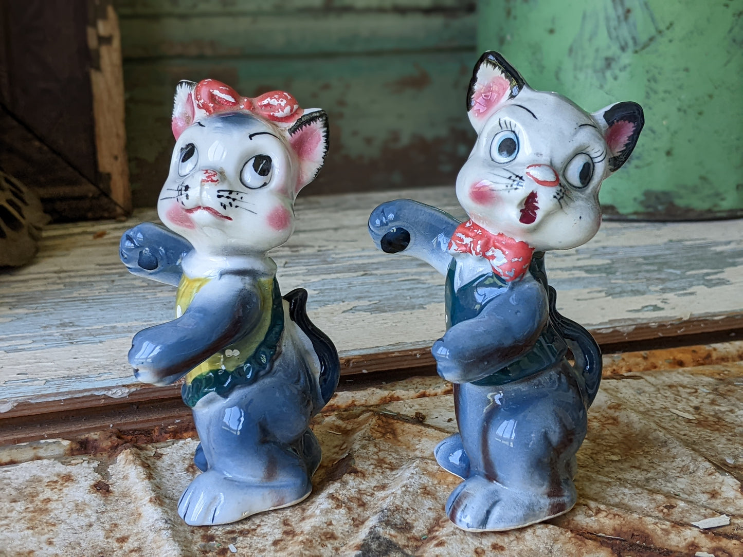 1950s **Rare Hugs Cats Salt & Pepper Shakers Kitsch Anthropomorphic Kittens Bows Tie Japan Kitschy Cute!!