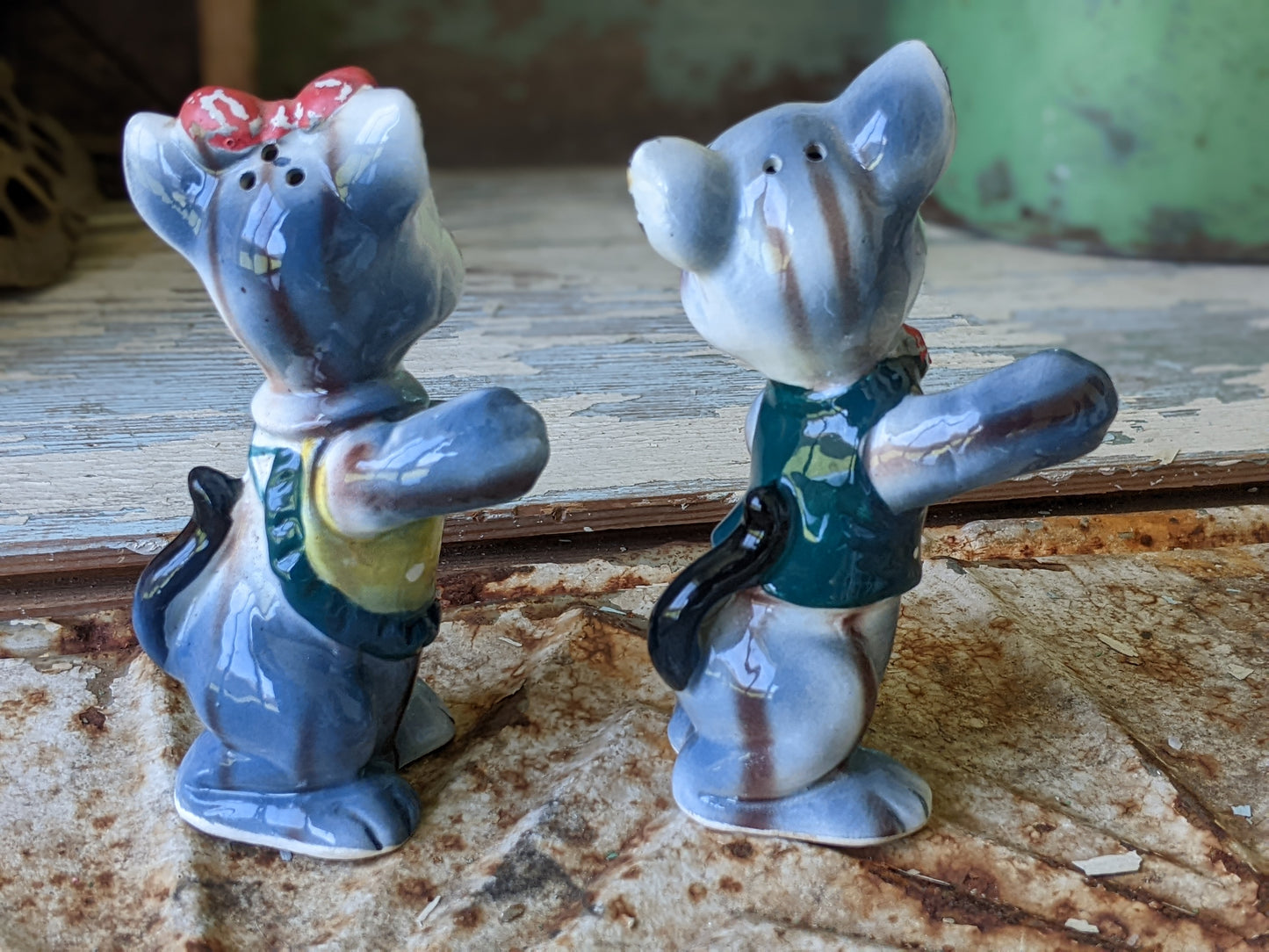 1950s **Rare Hugs Cats Salt & Pepper Shakers Kitsch Anthropomorphic Kittens Bows Tie Japan Kitschy Cute!!