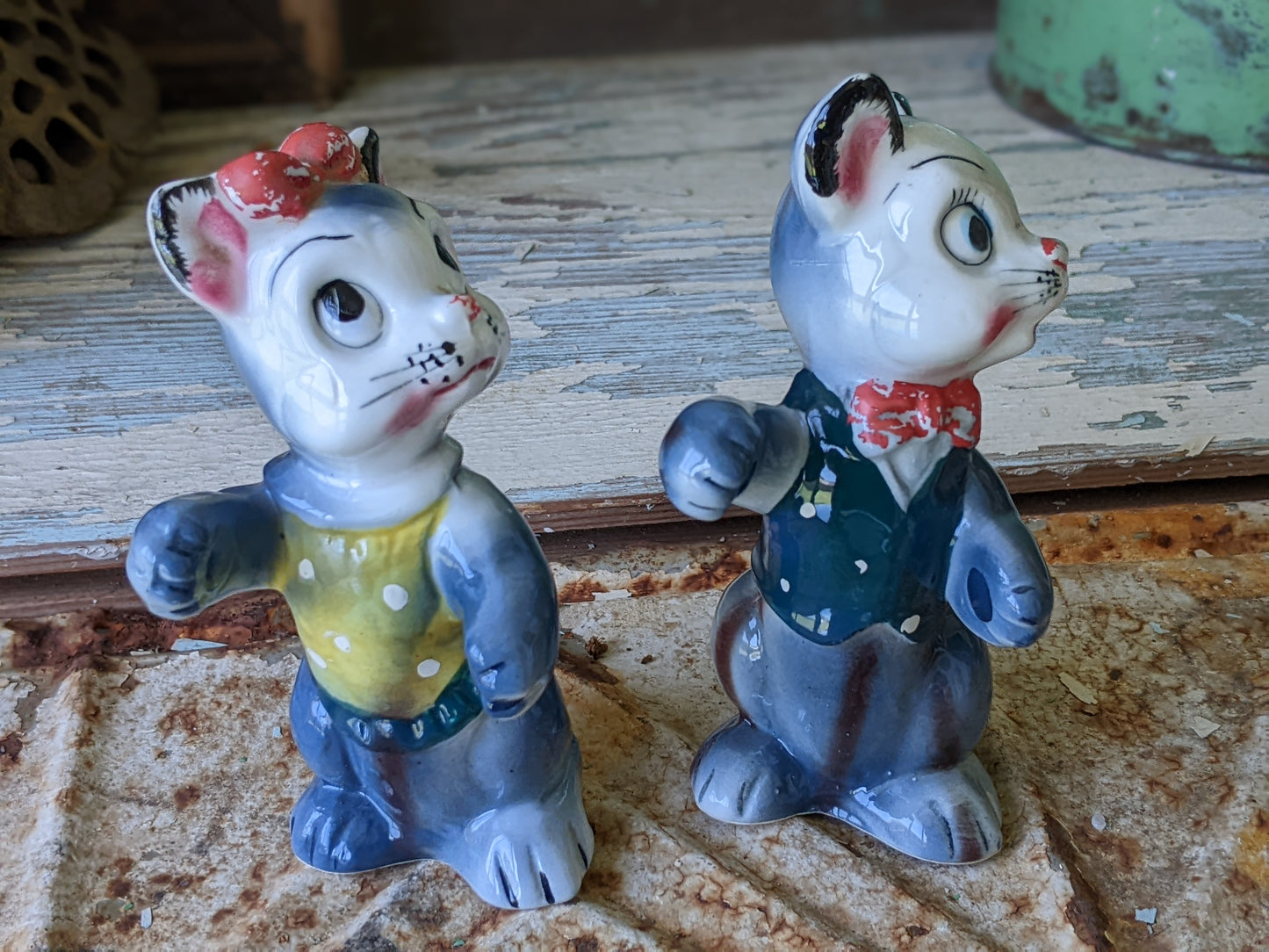 1950s **Rare Hugs Cats Salt & Pepper Shakers Kitsch Anthropomorphic Kittens Bows Tie Japan Kitschy Cute!!