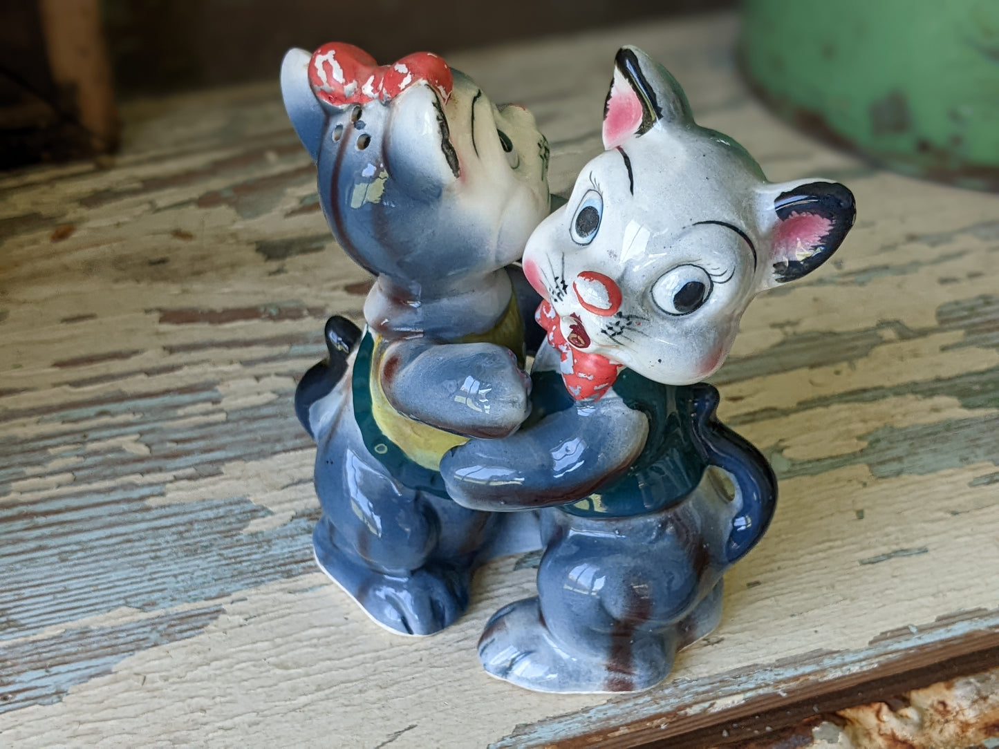 1950s **Rare Hugs Cats Salt & Pepper Shakers Kitsch Anthropomorphic Kittens Bows Tie Japan Kitschy Cute!!