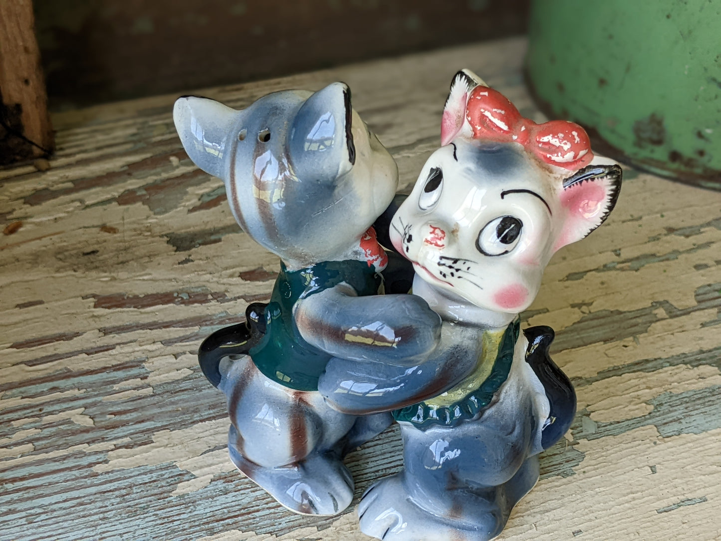 1950s **Rare Hugs Cats Salt & Pepper Shakers Kitsch Anthropomorphic Kittens Bows Tie Japan Kitschy Cute!!