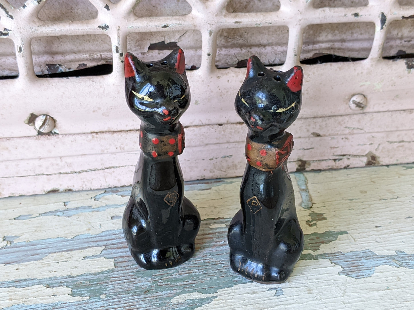 1950s Relco Black Cat Salt & Pepper Shakers Japan Redware Polka Dot Bows Kitsch Kitschy MCM !! Awesome Holiday Gifts !! Halloween