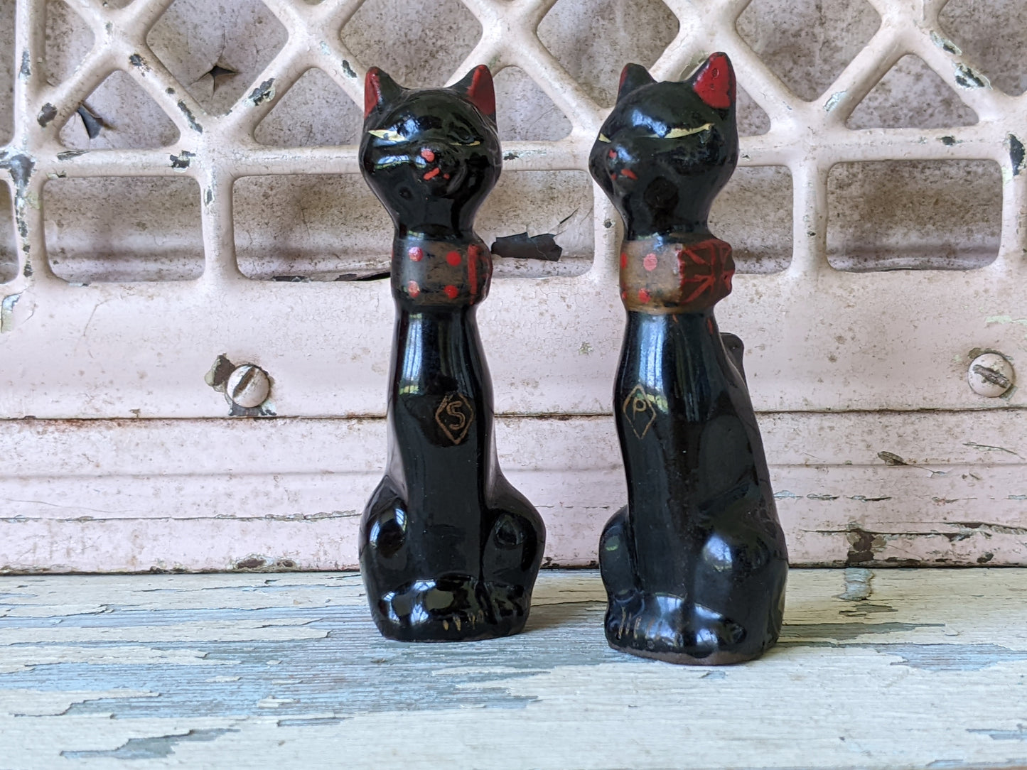 1950s Relco Black Cat Salt & Pepper Shakers Japan Redware Polka Dot Bows Kitsch Kitschy MCM !! Awesome Holiday Gifts !! Halloween