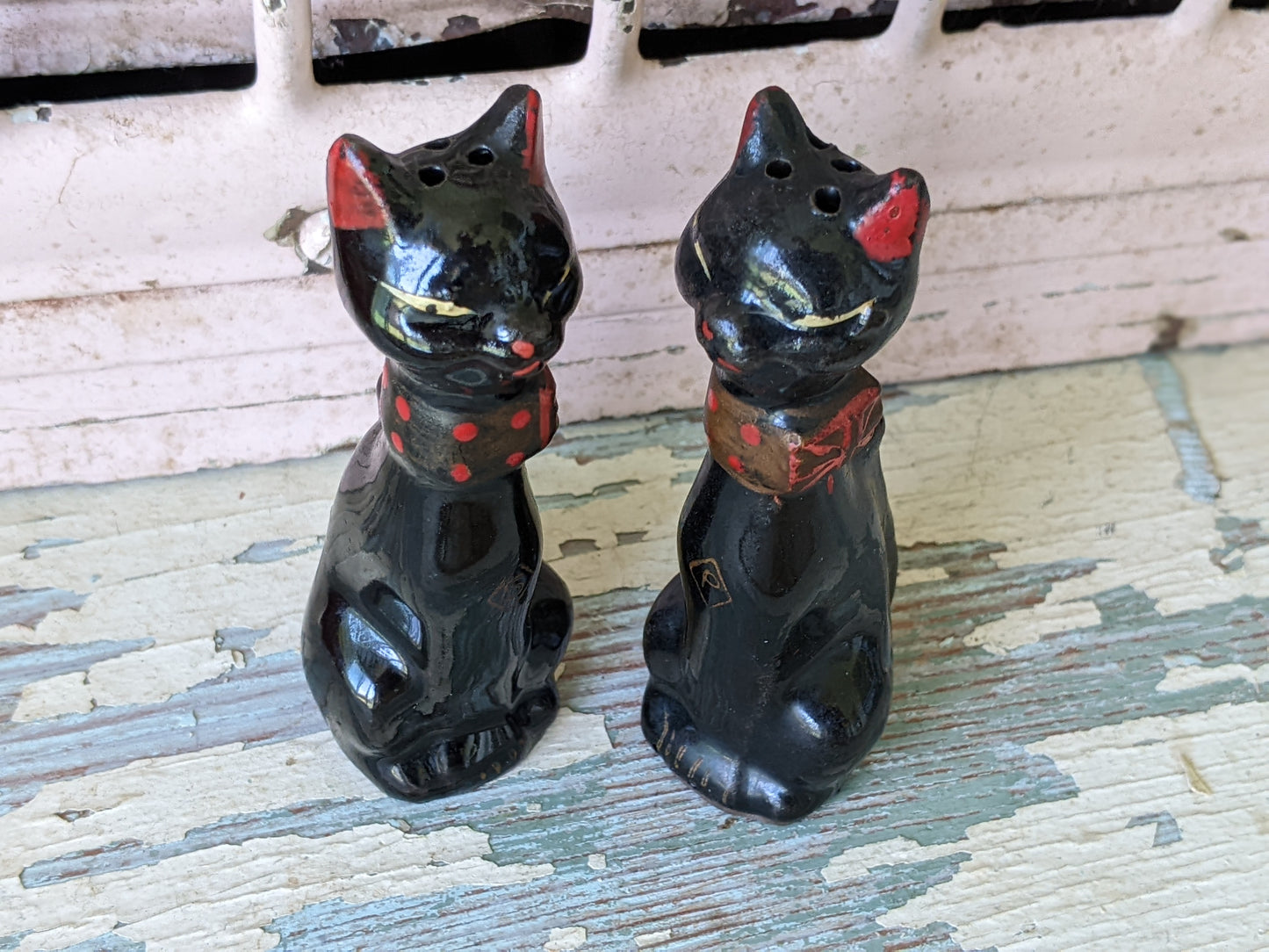 1950s Relco Black Cat Salt & Pepper Shakers Japan Redware Polka Dot Bows Kitsch Kitschy MCM !! Awesome Holiday Gifts !! Halloween