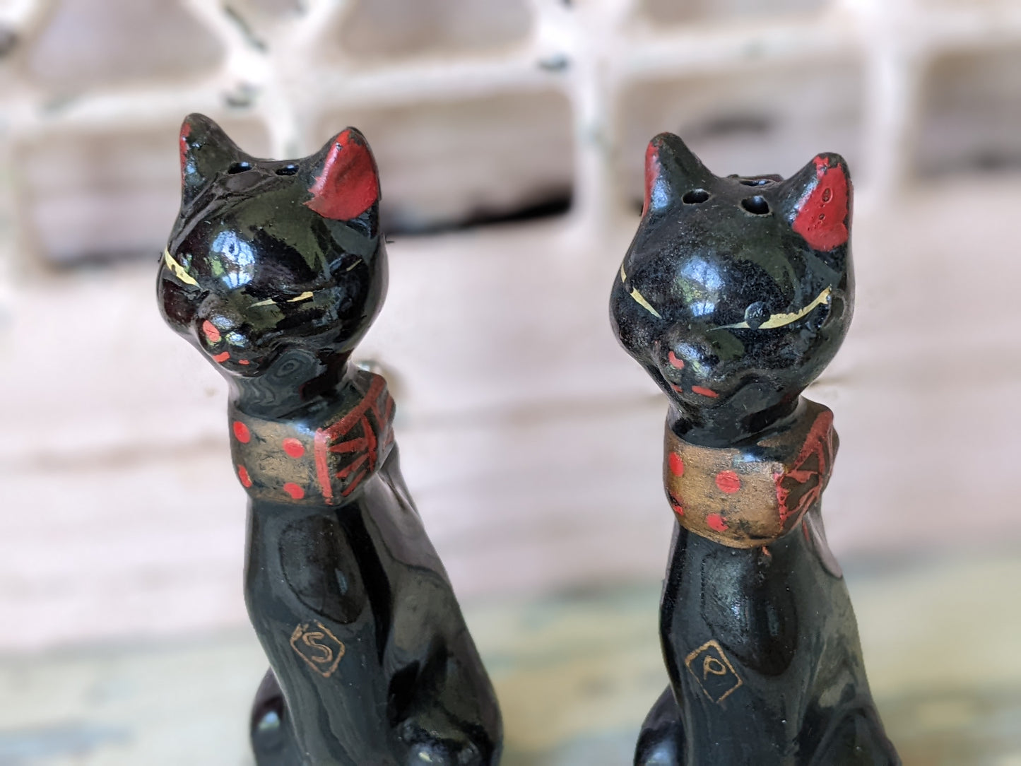 1950s Relco Black Cat Salt & Pepper Shakers Japan Redware Polka Dot Bows Kitsch Kitschy MCM !! Awesome Holiday Gifts !! Halloween