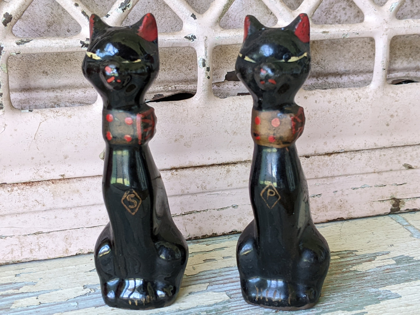 1950s Relco Black Cat Salt & Pepper Shakers Japan Redware Polka Dot Bows Kitsch Kitschy MCM !! Awesome Holiday Gifts !! Halloween