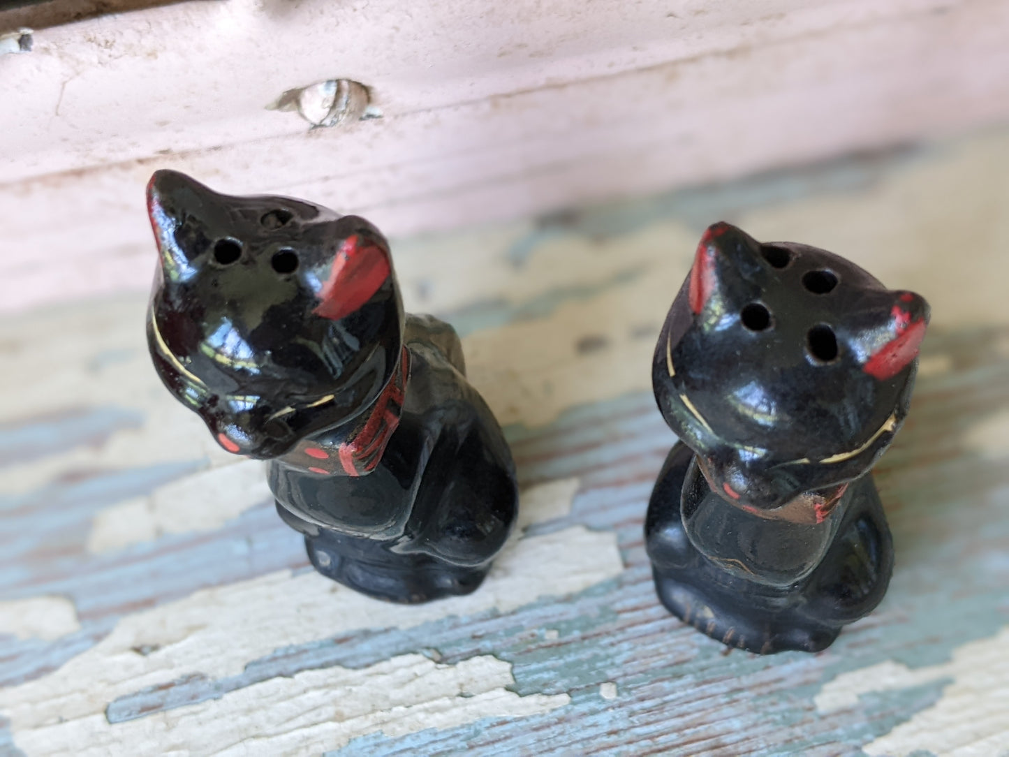 1950s Relco Black Cat Salt & Pepper Shakers Japan Redware Polka Dot Bows Kitsch Kitschy MCM !! Awesome Holiday Gifts !! Halloween