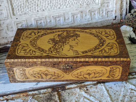 1911 Art Nouveau Flemish Art Co. Handmade Hinged Pyrography Wood Box !! Rare & Beautiful Unique Gifts !!